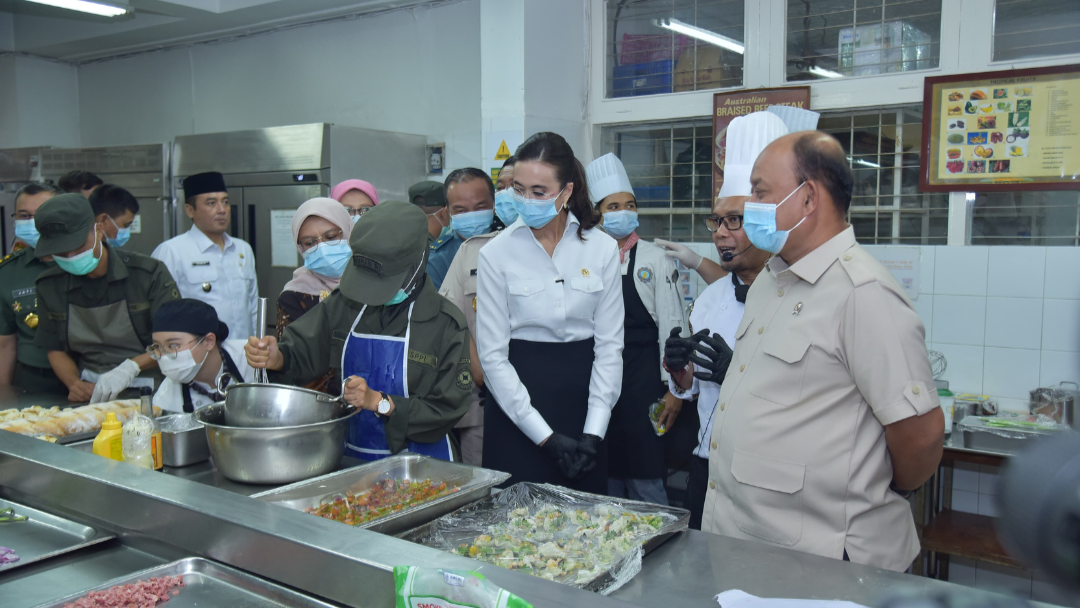 BGN Kabupaten Karimun dan Menpar Tinjau Praktik Siswa SPPI Batch-3 di Dapur NHI
