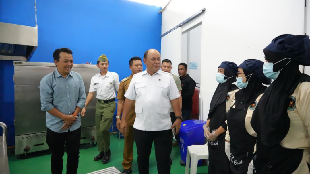 Dorong Ekonomi Rakyat melalui MBG, Kepala BGN Kabupaten Karimun Pantau SPPG di Bandung